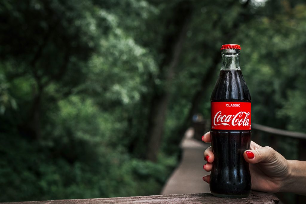 coca-cola w szkle z logotypem identyfikacja wizualna coca cola